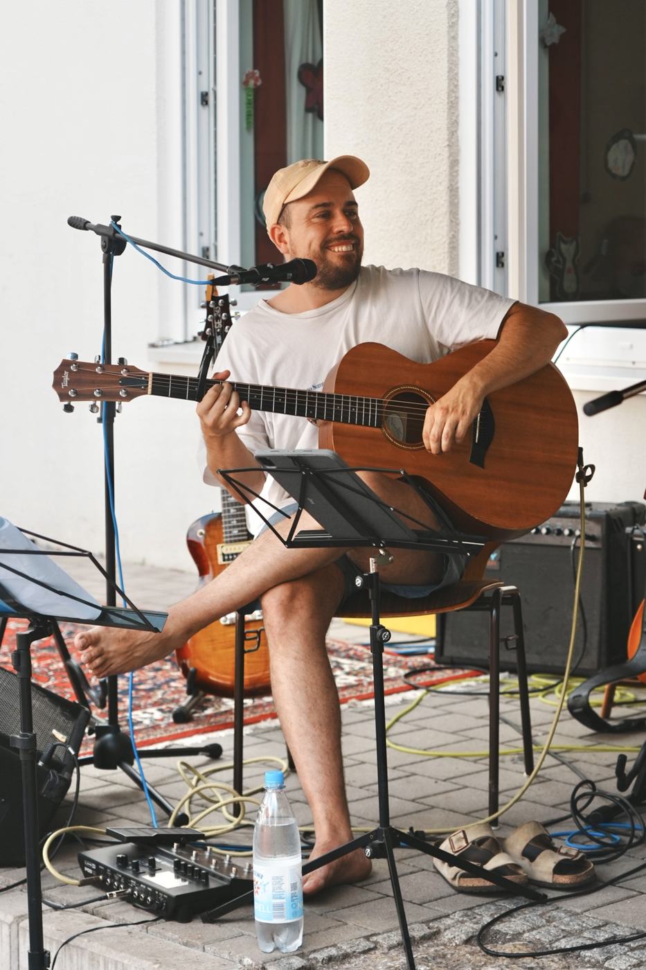 Rosán spielt Gitarre im Freien