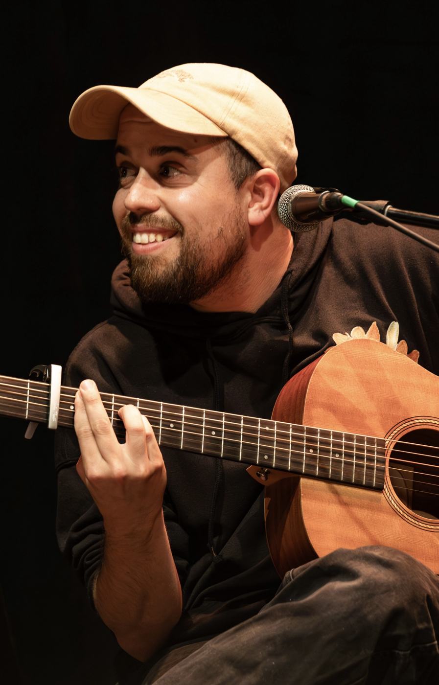 Rosán mit Mütze und Gitarre